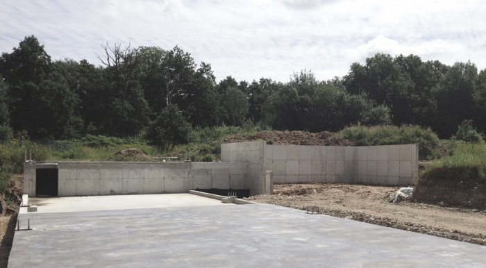 Maison - Atelier : Chantier en cours - vue depuis la dalle atelier vers la partie habitation