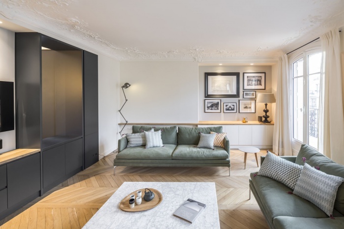 Boulainvillers : Le salon est à la fois chaleureux et optimisé : d’une part, grâce à ses nouvelles dimensions, à l’échelle plus familiale ; et d’autre part, grâce à ses meubles sur mesure, pensés pour intégrer radiateur, stockage de bûches, multimédias… Ce salon est égale