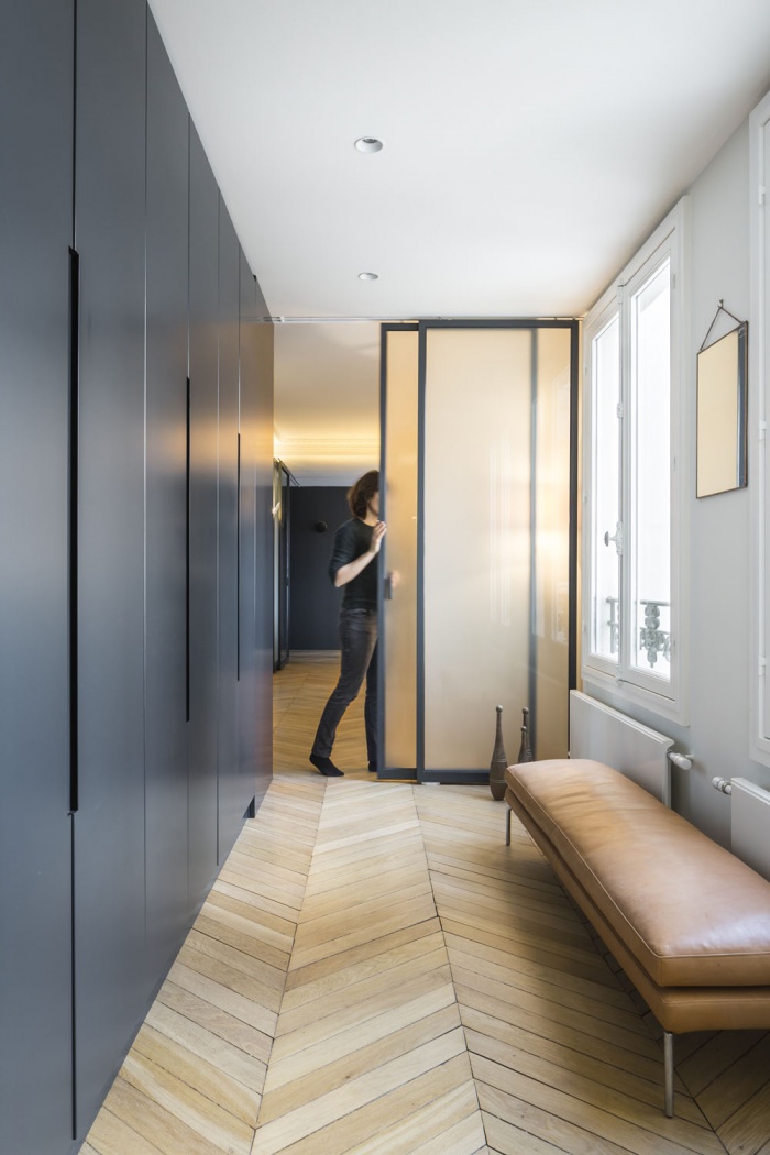 Boulainvillers : « L’espace vie » peut être séparé de « l’espace nuit » par ces portes coulissantes vitrées sur mesure.