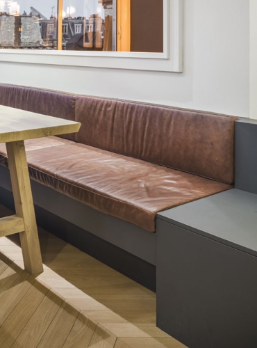 Boulainvillers : Banquette : détail Coussins de banquette en cuir marron aspect vieilli s’intégrant parfaitement dans la banquette réalisée sur mesure.