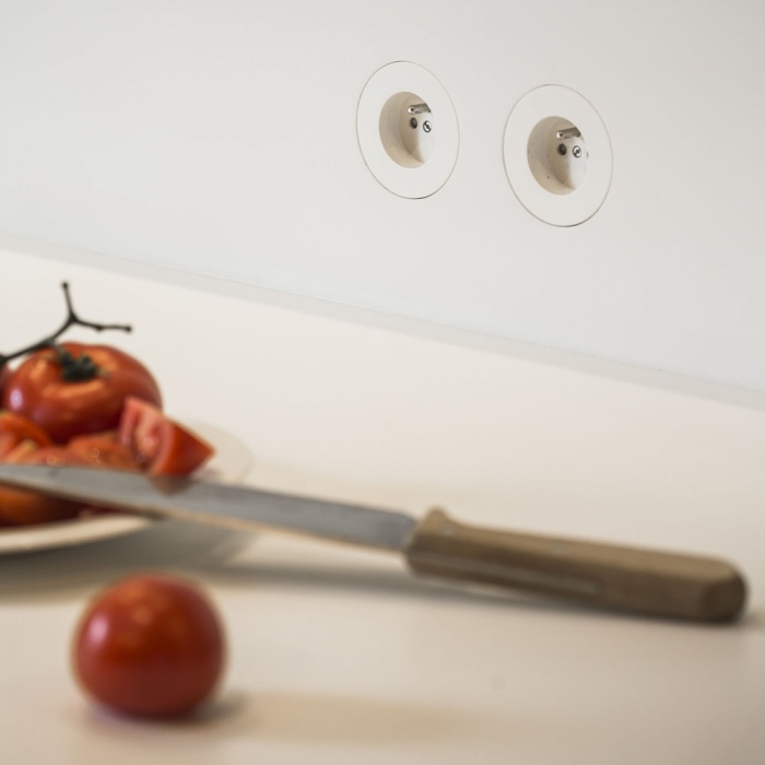 Boulainvillers : Détail Prises de courant rondes, au niveau du plan de travail de la cuisine et s’intégrant parfaitement à la crédence en corian glacier white.